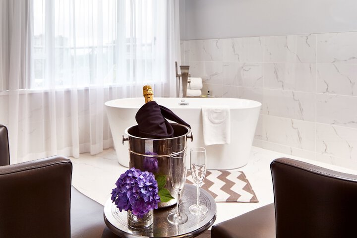 Deep soaking bathtub