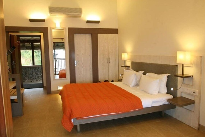 Room 6 of 12