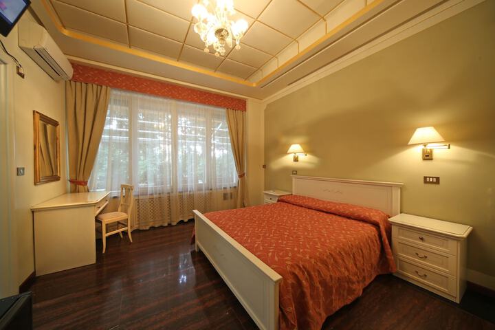 Room 9 of 25