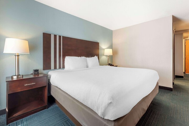 1 King Bed Microwave and Refrigerator Full Breakfast (8 of 15)