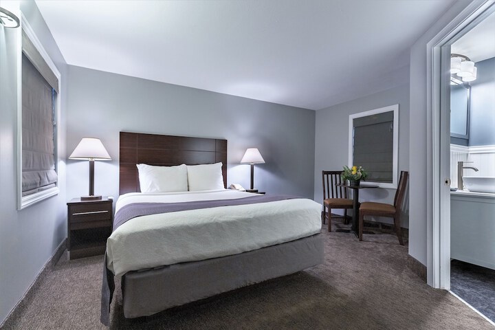 Deluxe Queen Bed (18 of 24)