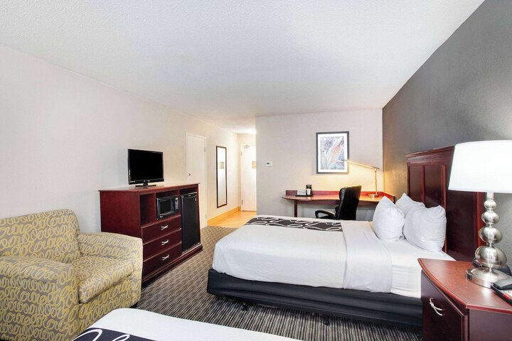2 Queen Beds Mobility Accessible (2 of 16)