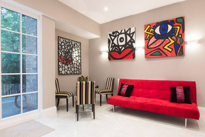 Lounge 19 of 28