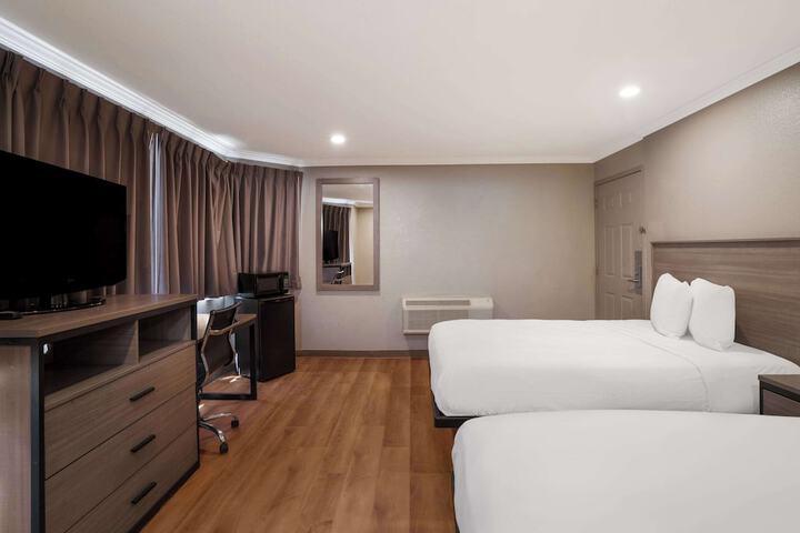 1 Queen Bed (3 of 24)