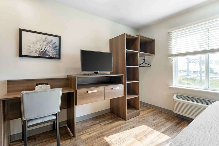Standard Studio 1 Queen Bed (9 of 11)