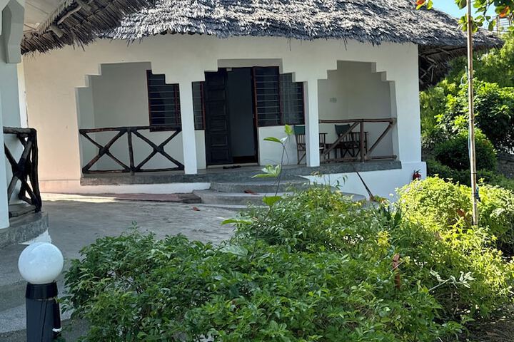 Zanzinite Beach Spa Hotel