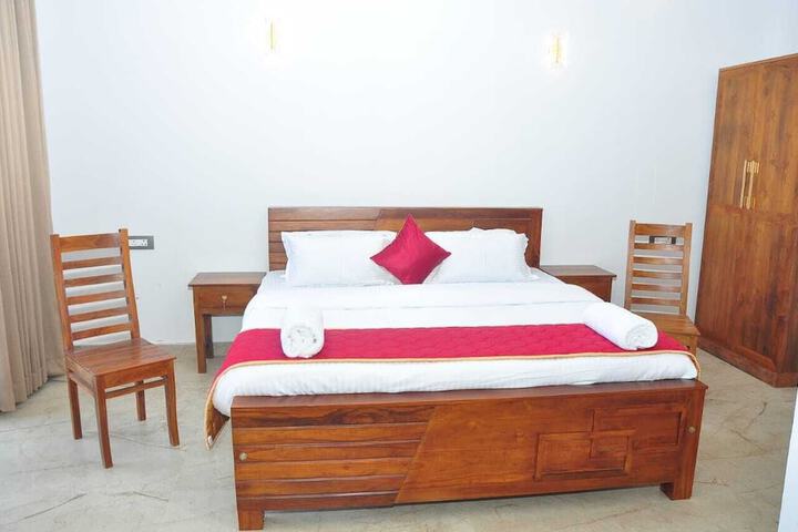 Room 5 of 10