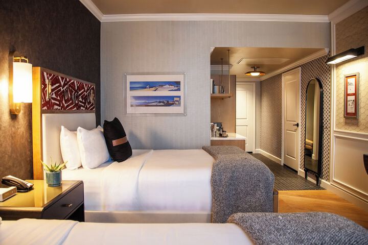 Room 33 of 60