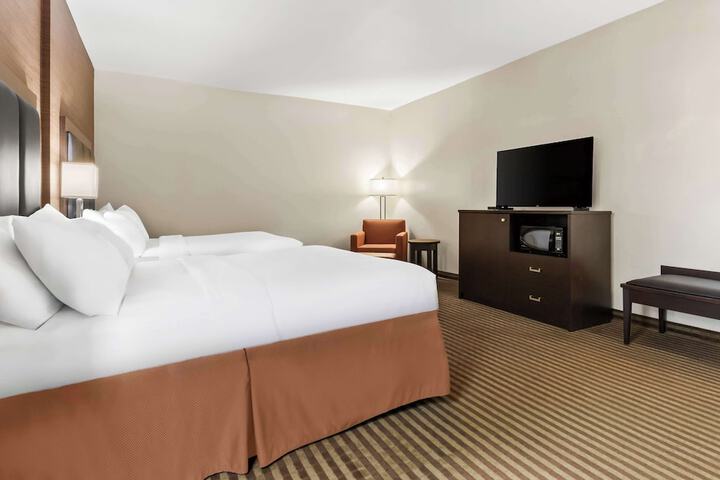 2 Queen Beds Chair Work Desk WiFi, Microwave and Refrigerator Full Breakfast (10 of 14)