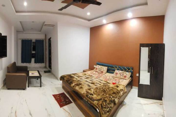 Room 6 of 13