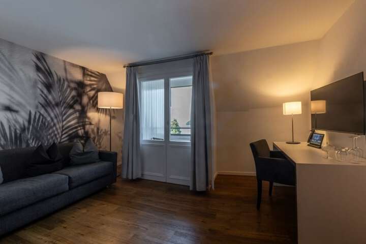 Room 10 of 80