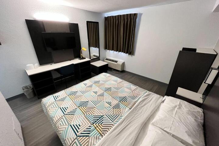 1 Queen Bed (11 of 19)