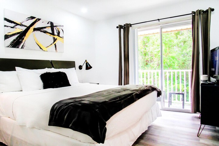 Stylish 3 Bedroom Home Private Balcony Patio in Kissimmee, FL