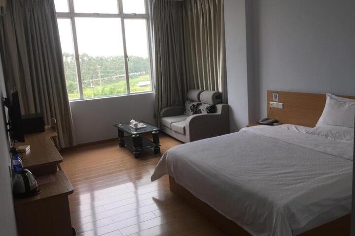 Longhui Hotel (Guangzhou Nansharon Xuedao Branch)