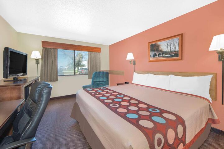1 Queen Bed (12 of 12)