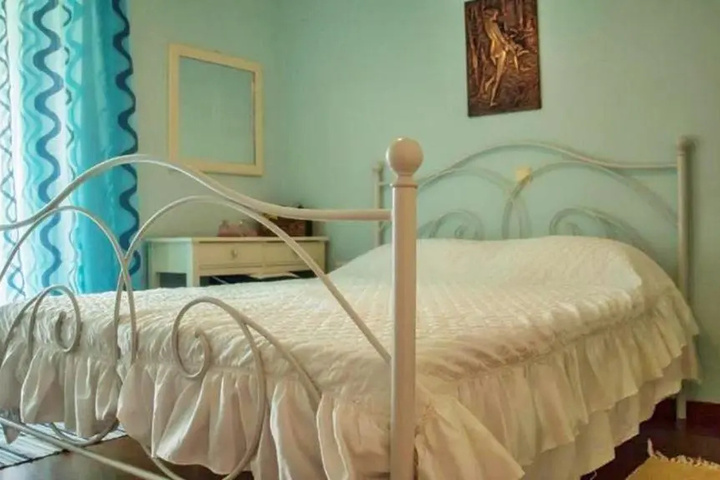 Room 4 of 7