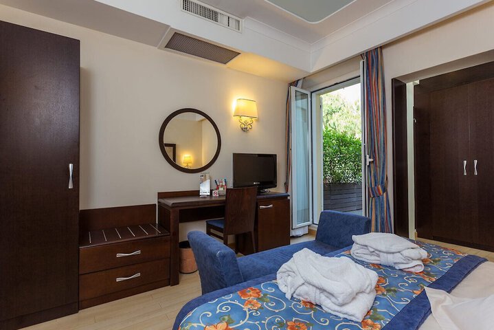 Room 14 of 37