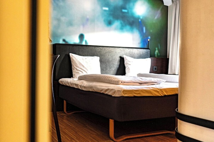 Room 32 of 99