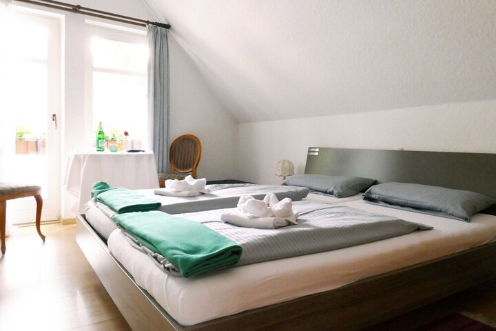 Room 10 of 28