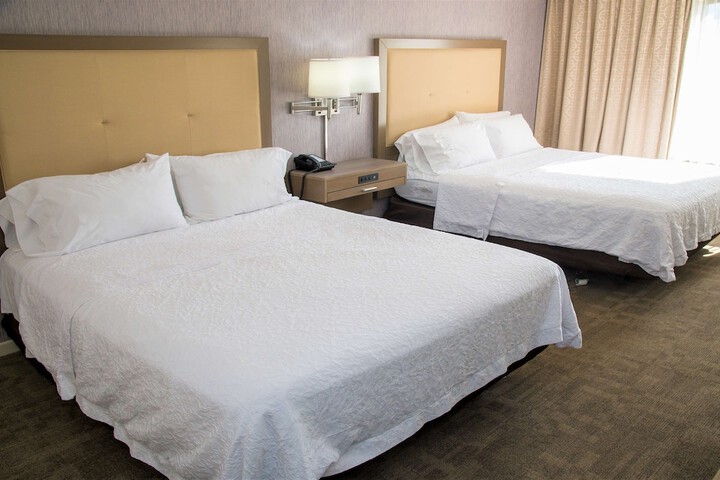 2 Queen Beds (10 of 11)