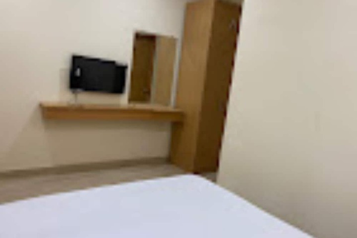 Room 6 of 14