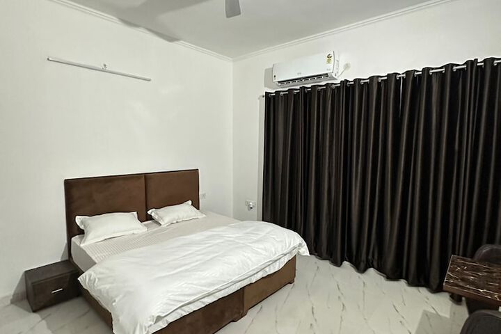 Room 3 of 7