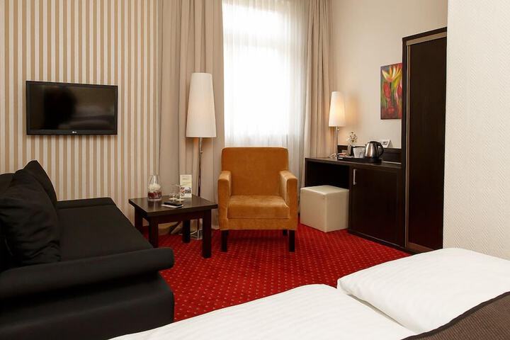 Room 16 of 37
