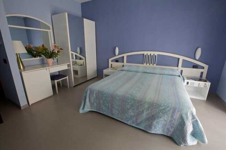Room 7 of 33