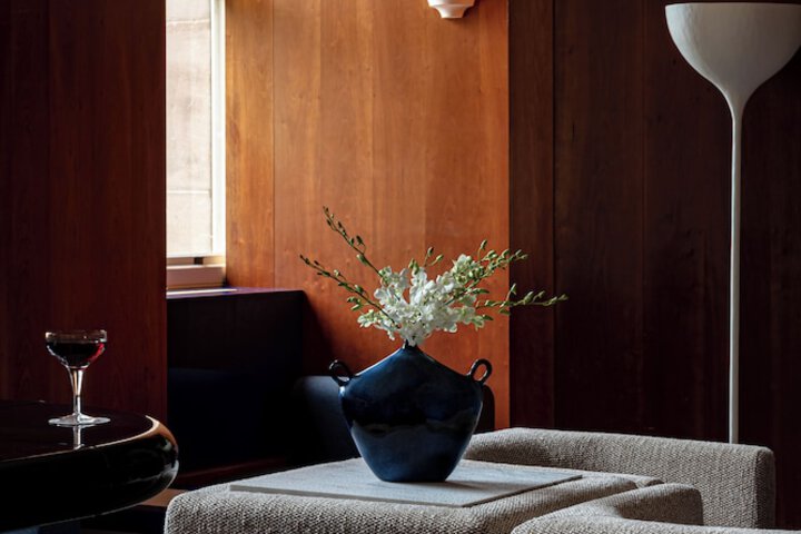 Lounge 103 of 136