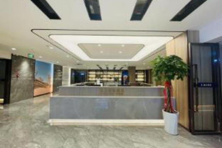 SUPER 8 HOTEL PREMIER