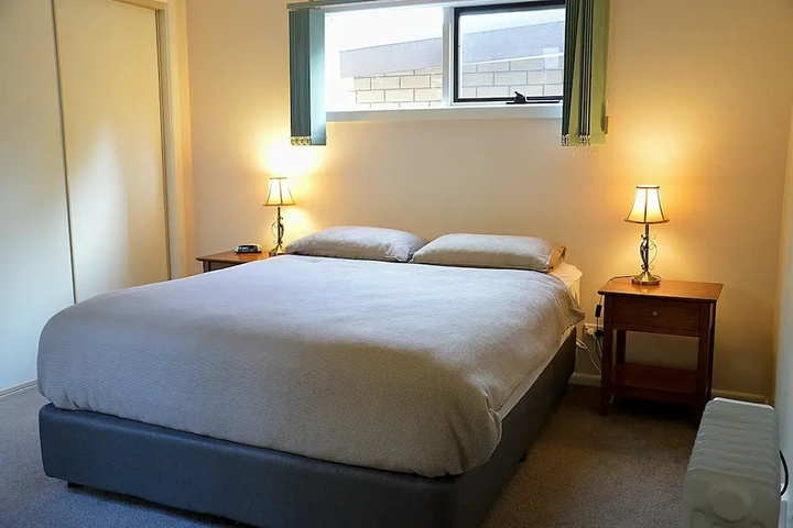 Room 4 of 9