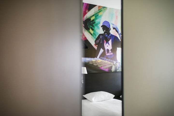 Room 18 of 137