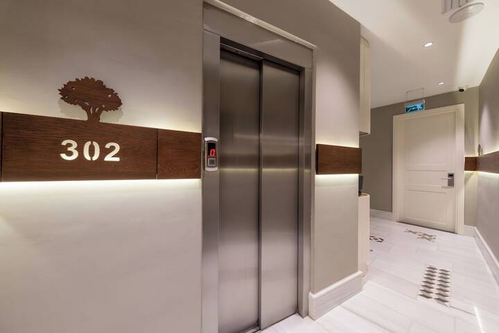Ballroom/Hall 69 of 76