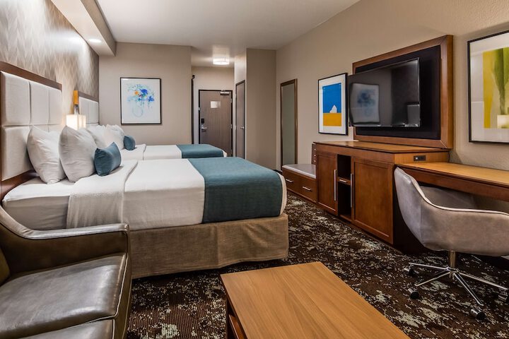 2 Queen Accessible Roll in Shower Microwave, Refrigerator WiFi Full Breakfast (12 of 12)