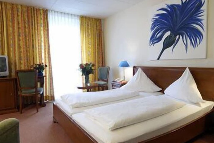 Room 8 of 43