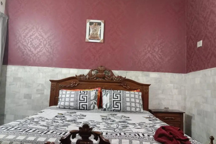 Room 2 of 10