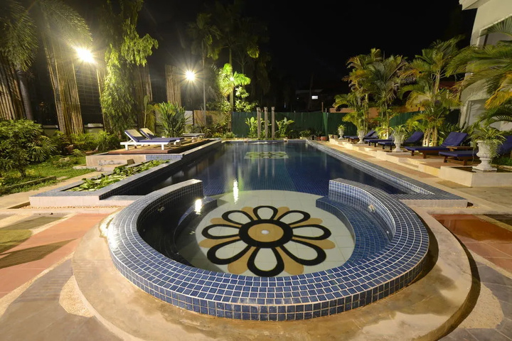 Hotel with Pool
