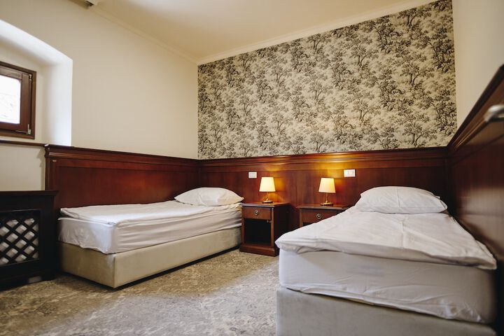 Room 10 of 90