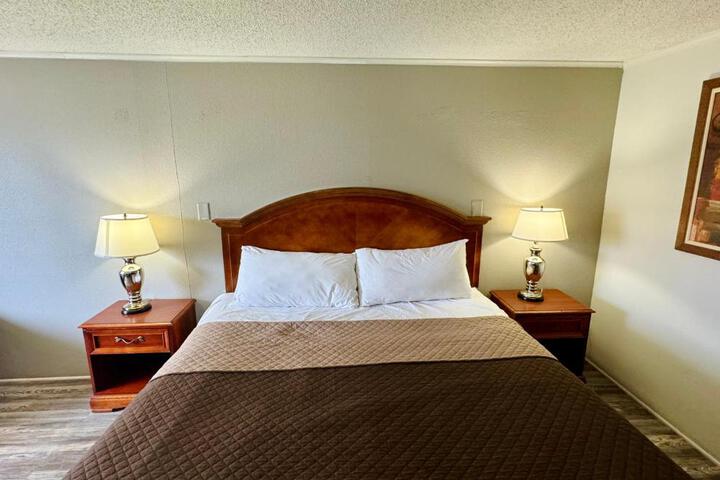 1 King Bed (5 of 22)