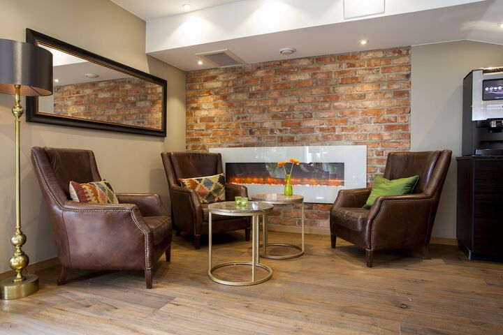 Lounge 36 of 48