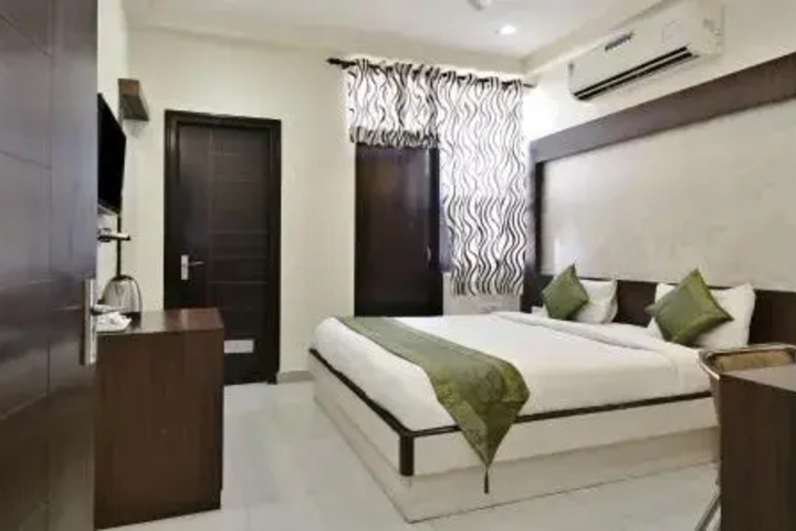 Room 6 of 12