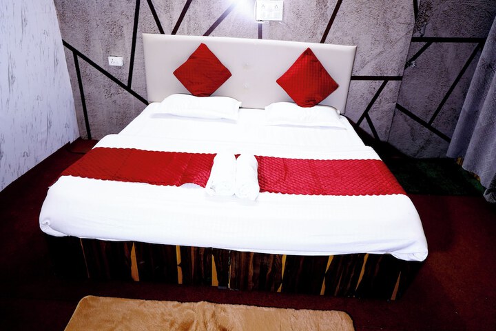 Room 6 of 16