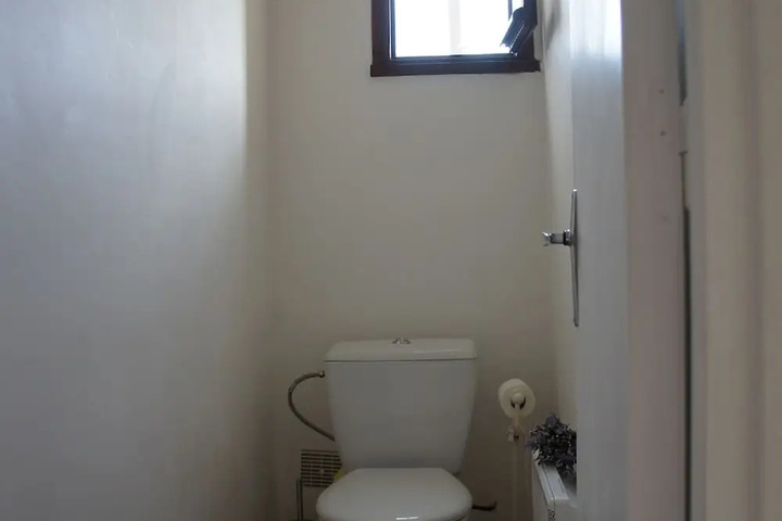 Room 8 of 18