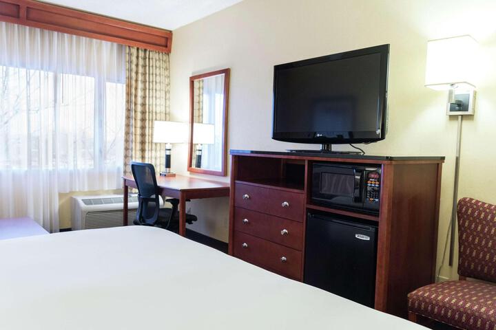 1 King Bed (2 of 26)