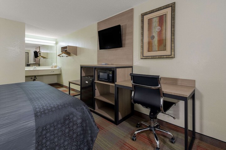 1 King Bed (7 of 14)