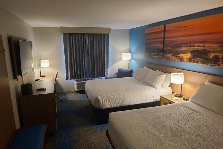 2 Queen Beds (3 of 4)