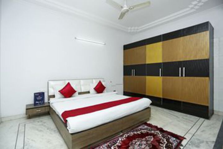 Oyo 8495 Royal Homes