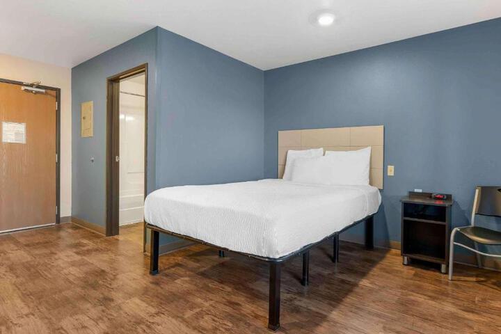 Standard Studio 1 Queen Bed (3 of 7)