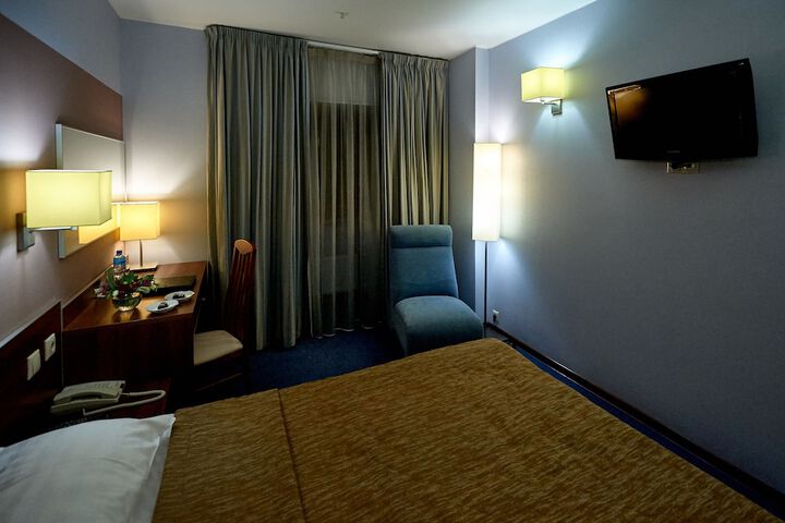 Room 27 of 77