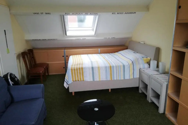 Room 4 of 10